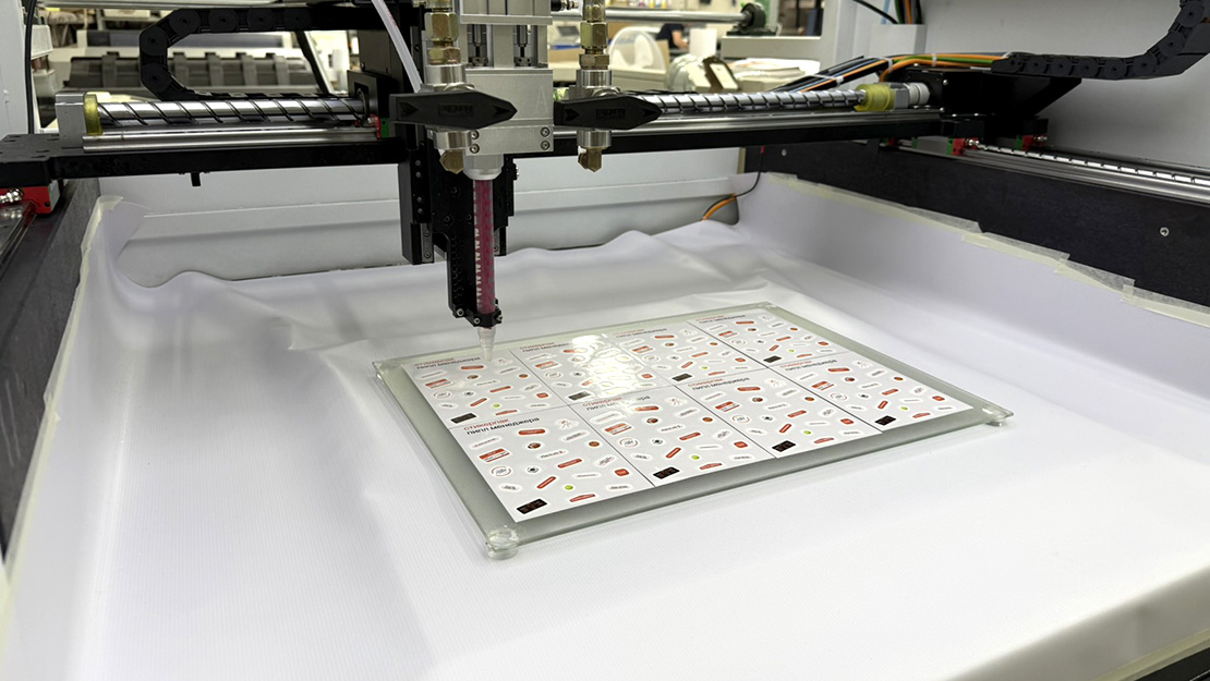 Заливка наклеек смолой